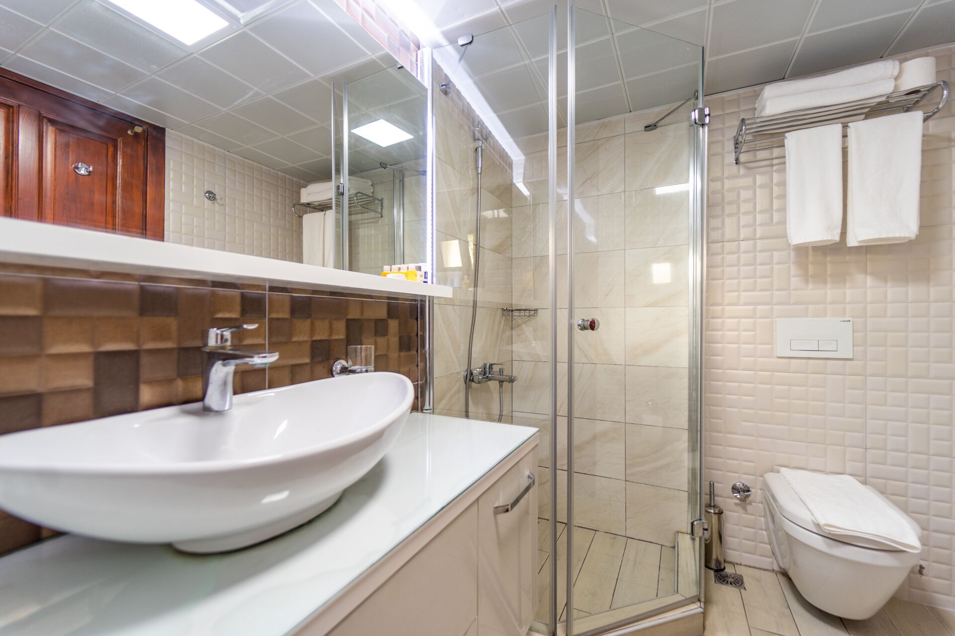 standard room | bathroom | eco-friendly toiletries, hair dryer, slippers, towels