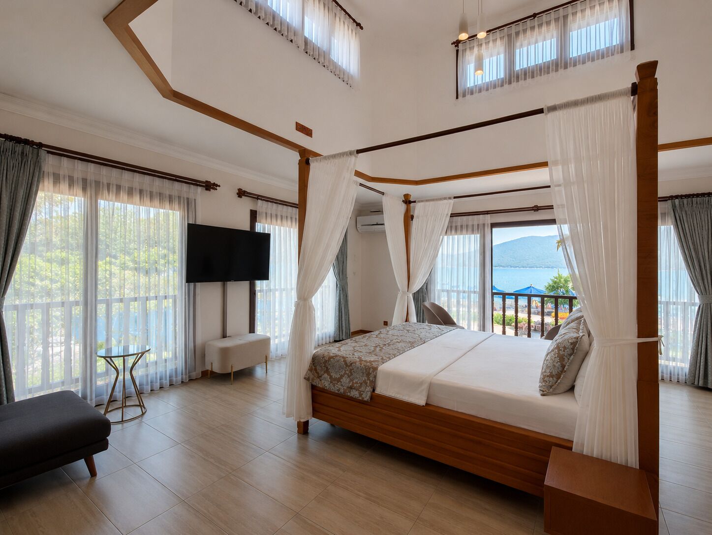 Royal Suite, Sea View | Minibar, in-room safe, free WiFi, bed sheets