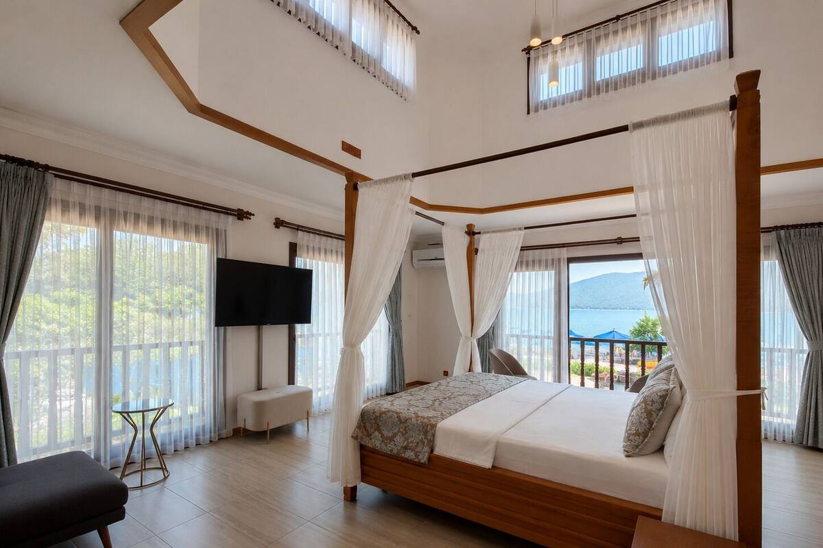 Suite Royal, vistas al mar | Minibar, caja fuerte, wifi gratis y ropa de cama