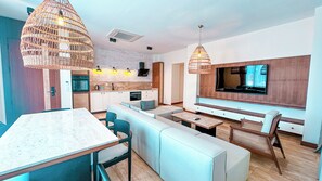 Apartamento de lujo, vistas al mar | Minibar, caja fuerte, wifi gratis y ropa de cama