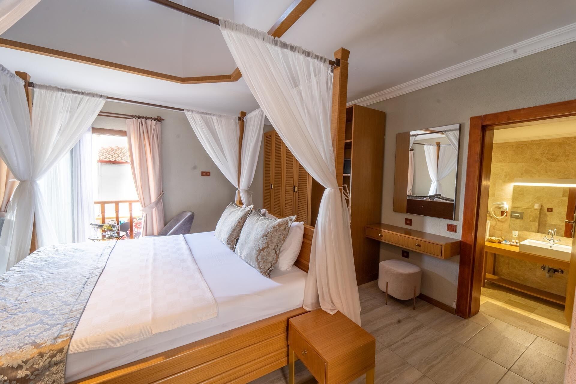 Suite junior, vistas al mar | Minibar, caja fuerte, wifi gratis y ropa de cama