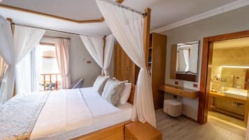 Junior Suite, Sea View | Minibar, in-room safe, free WiFi, bed sheets