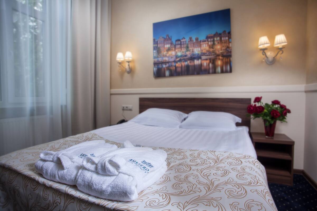 Standard Double Room | Minibar, in-room safe, desk, blackout curtains