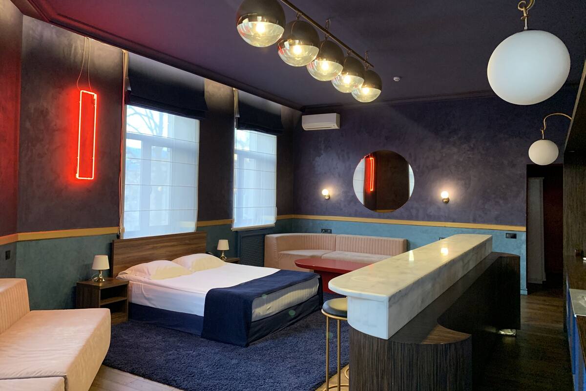 Exclusive-studiosviitti | Minibaari, tallelokero huoneessa, työpöytä, pimennysverhot