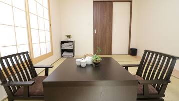 4 bedrooms, desk, free WiFi, bed sheets
