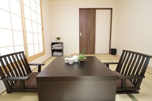 4 bedrooms, desk, free WiFi, bed sheets