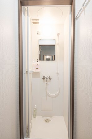 Bathroom shower - Sakura Japanese House - Hostel (Osaka)