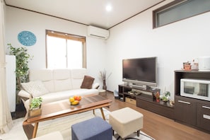 家庭獨棟房屋, 4 間臥室, 2 間浴室 | 起居區 | 電視