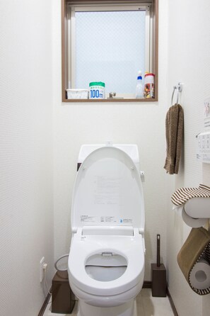Shower, free toiletries, hair dryer, slippers - Sakura Japanese House - Hostel (Osaka)