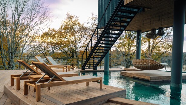 A wooden deck with lounge chairs and a pool. - Best Western Plus Le Roi Arthur Hotel et Spa (Ploërmel)