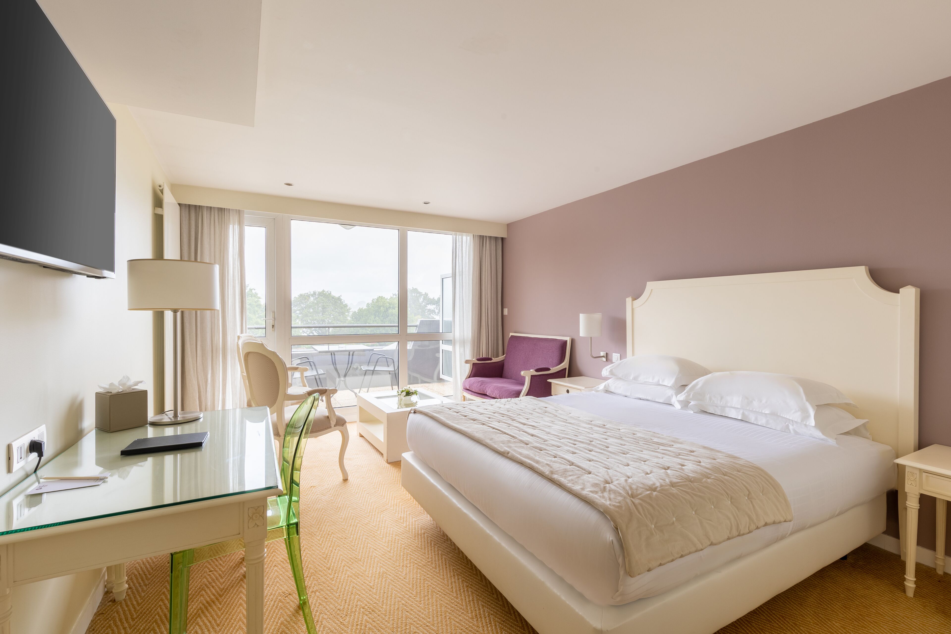junior suite, 1 king bed, terrace, lake view | minibar, in-room safe, desk, soundproofing