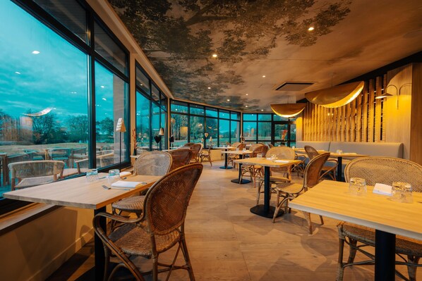 Phục vụ bữa trưa và bữa tối, món Pháp 