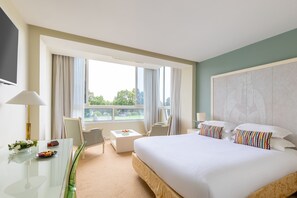 Camera Exclusive, 1 letto king, non fumatori, vista lago | Minibar, una cassaforte in camera, una scrivania, insonorizzazione