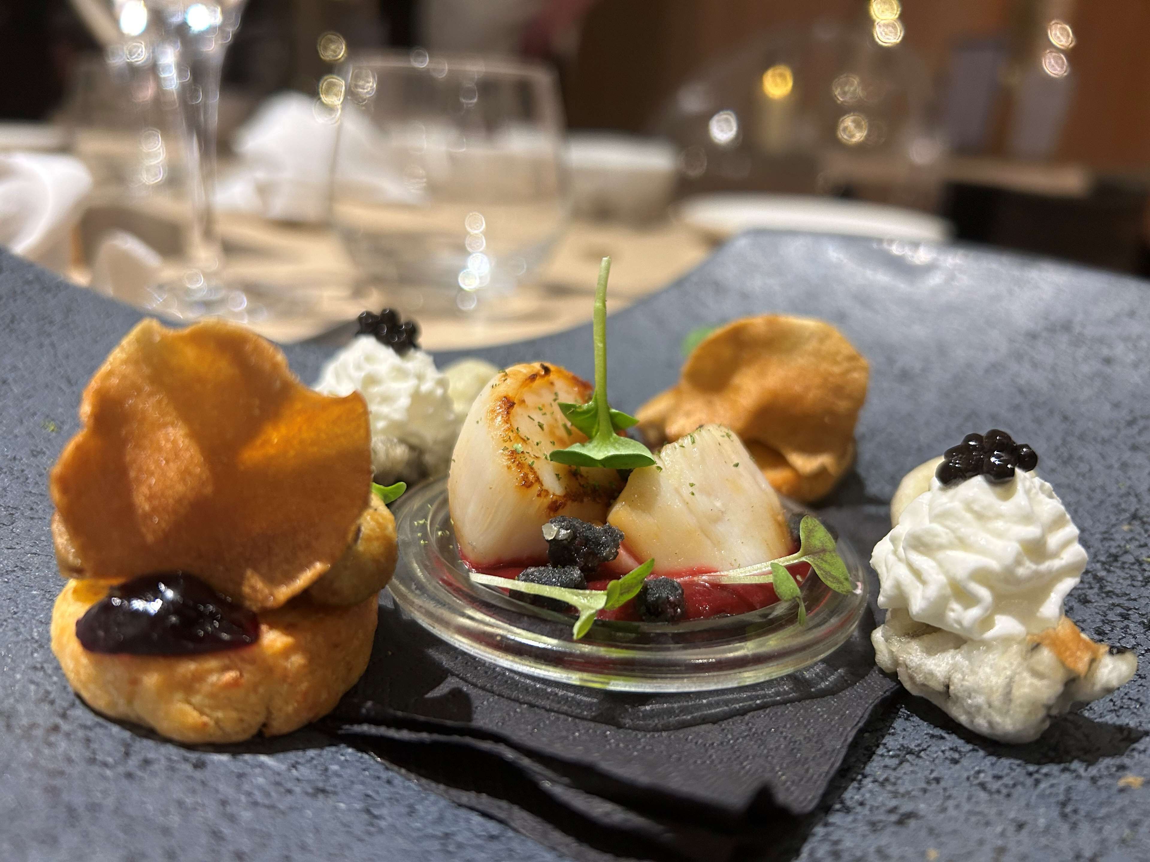 Ein Dessertteller mit verschiedenen Zutaten, darunter ein pochiertes Ei, Beeren und einem Klecks Sahne.