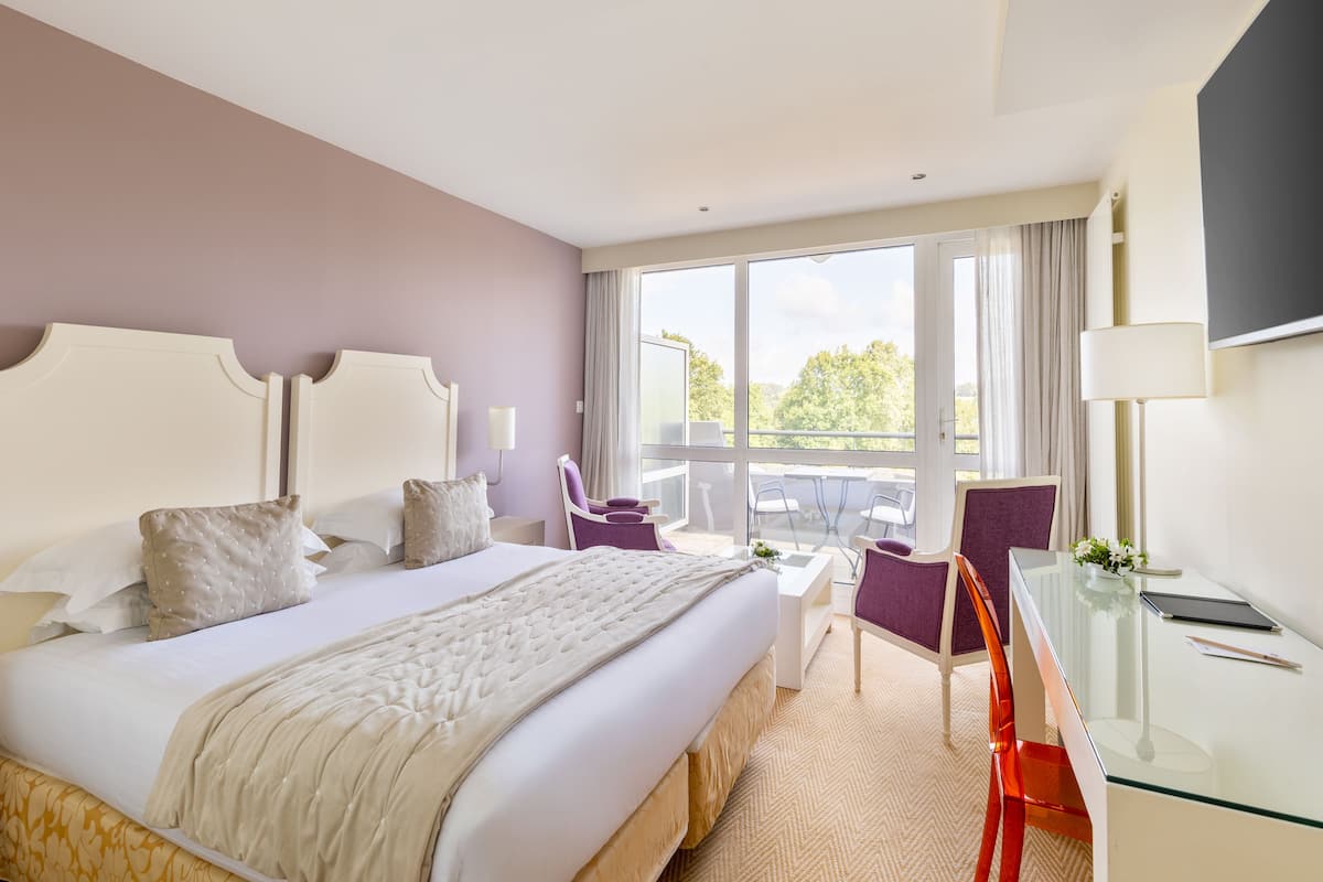 Junior suite, 1 kingsize bed, terras, uitzicht op meer | Een minibar, een kluis op de kamer, een bureau, geluiddichte muren