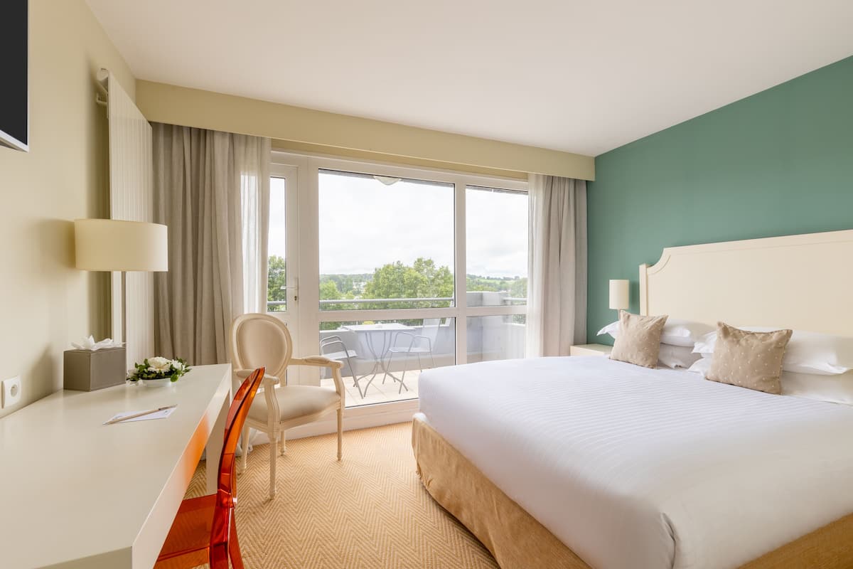 Deluxe kamer, 1 queensize bed, terras, uitzicht op meer | Een minibar, een kluis op de kamer, een bureau, geluiddichte muren