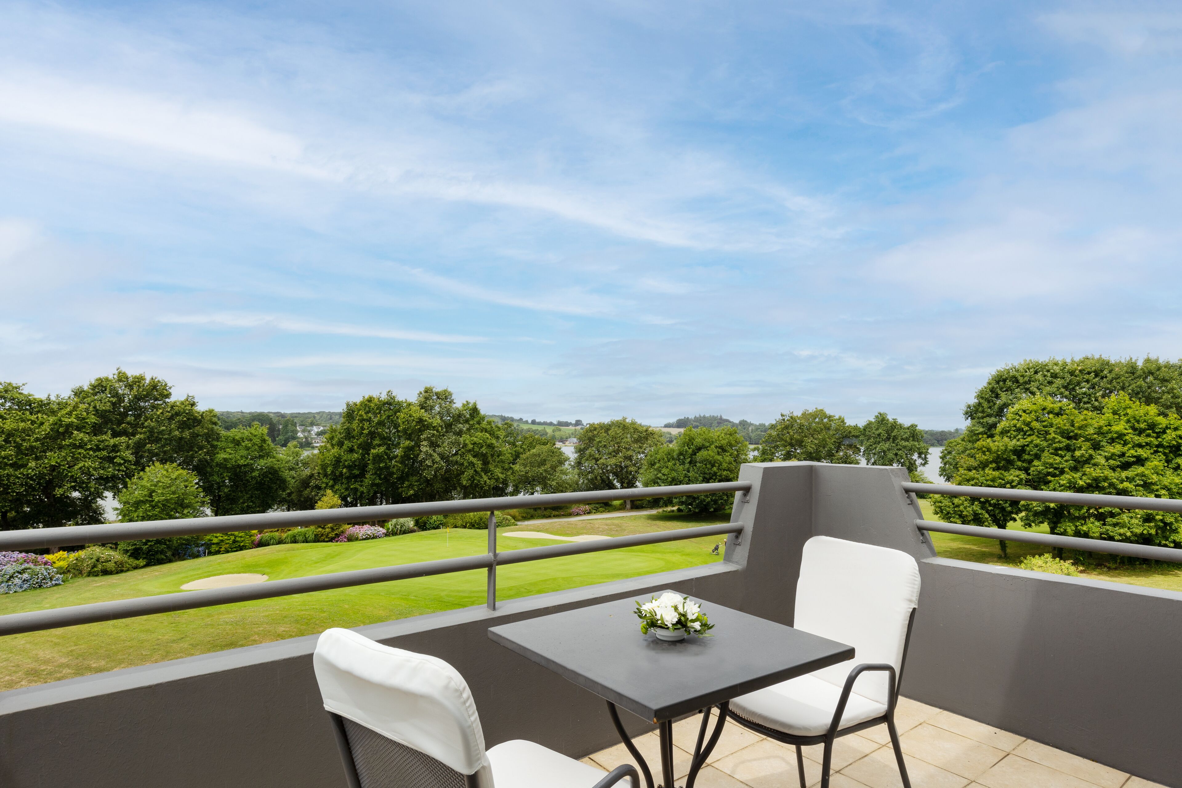 Deluxe kamer, 1 queensize bed, terras, uitzicht op meer | Terras