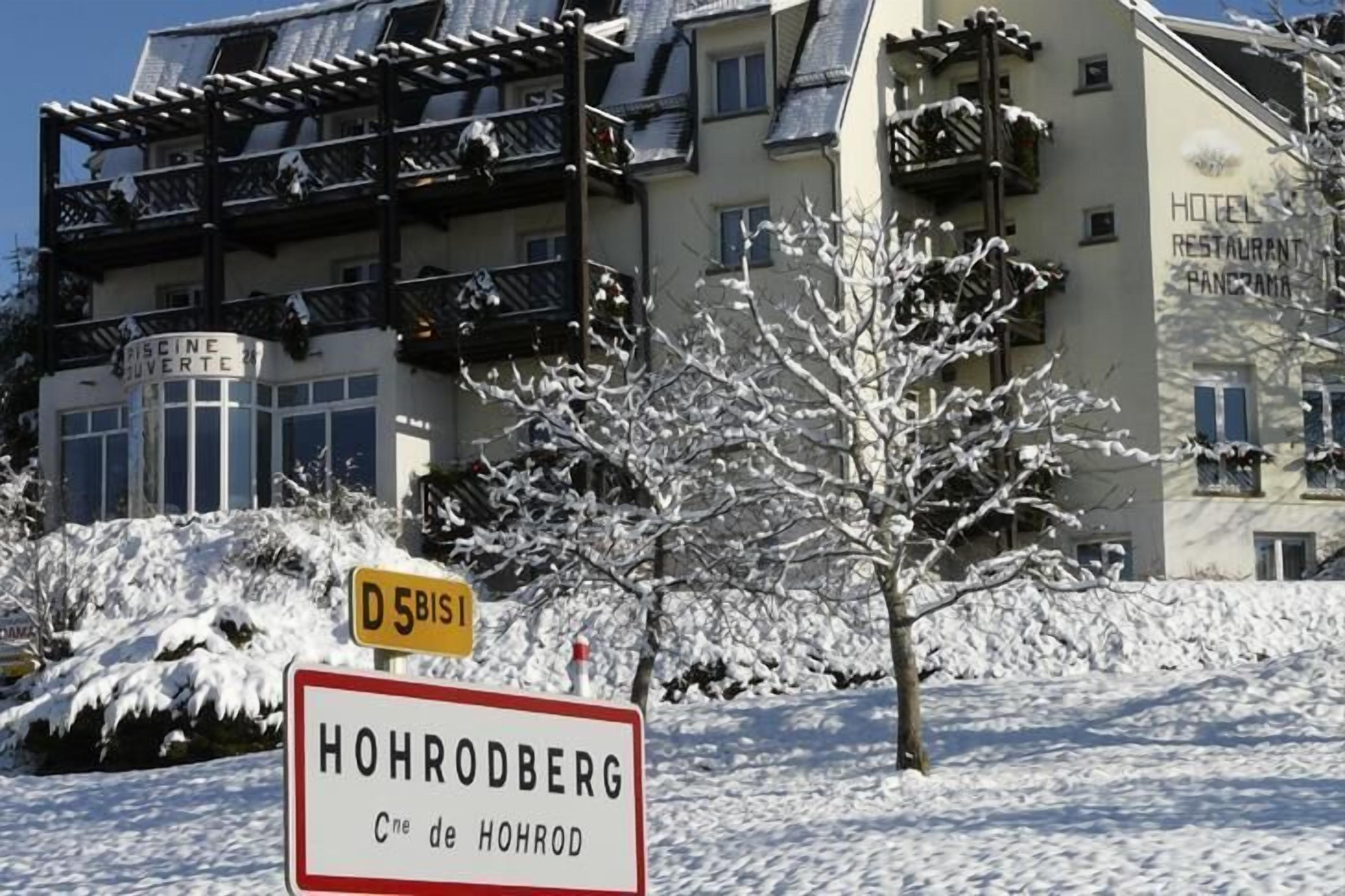 Un hotel llamado "Hohrodberg" con un cartel que indica que se encuentra en la carretera D5B.