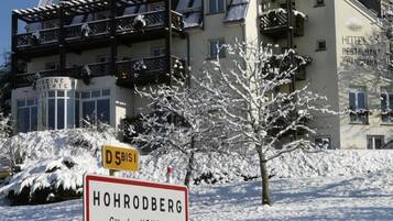 Un hotel llamado "Hohrodberg" con un cartel que indica que se encuentra en la carretera D5B.