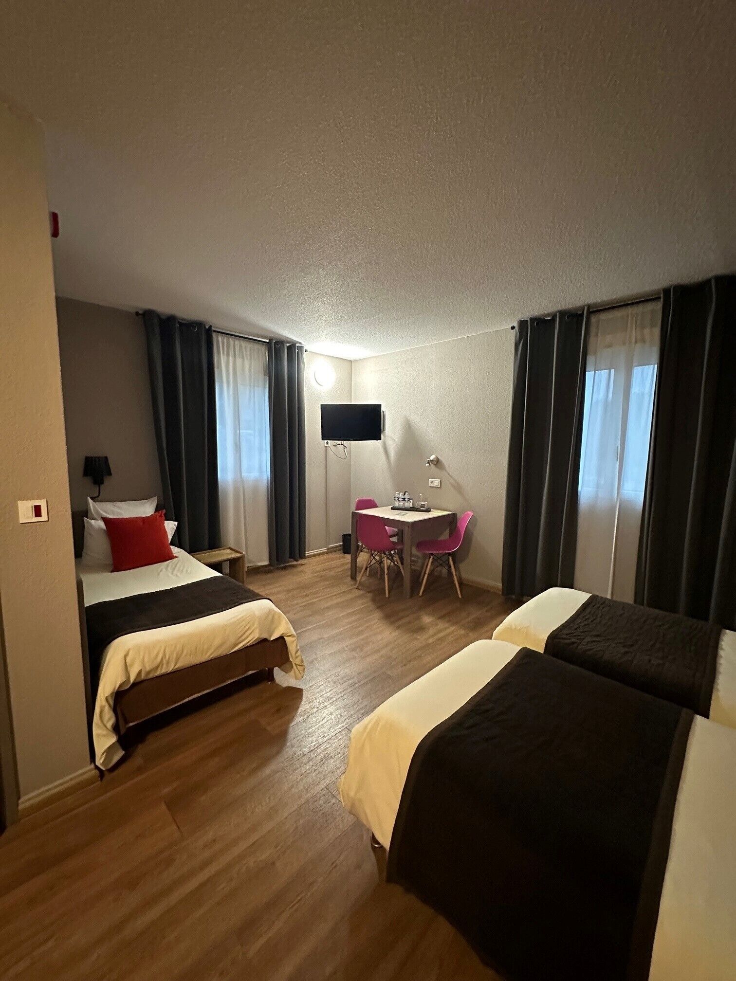 Classic Triple Room | In-room safe, desk, free cribs/infant beds, rollaway beds