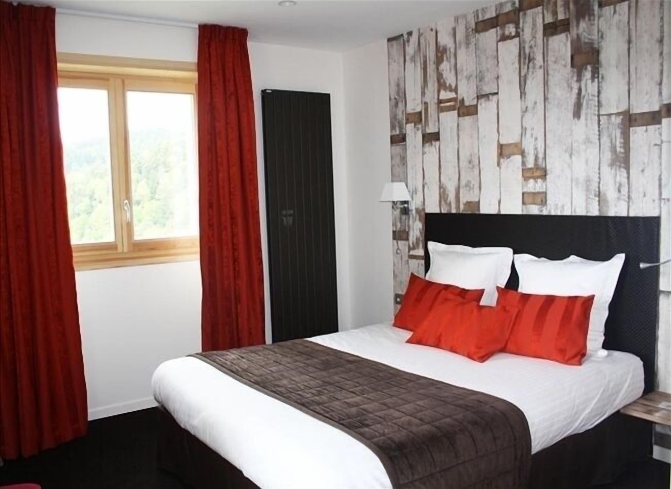 Quarto casal ou duplo conforto, sacada, vista para a montanha | Cofres nos quartos, escrivaninha, berços grátis