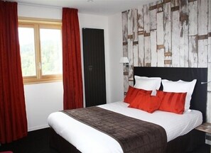 Habitación Confort con 1 cama matrimonial o 2 individuales, balcón, vista a la montaña | Caja de seguridad en la habitación, escritorio y cunas gratuitas 