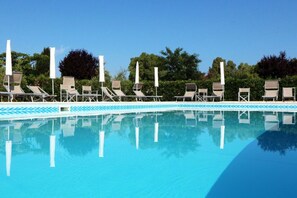 Kolam renang terbuka bermusim, payung kolam, kerusi lepak pantai 