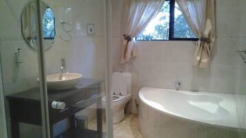 Suite Deluxe | Salle de bain | Articles de toilette gratuits, chaussons, serviettes fournies