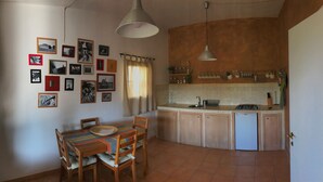 Apartment, 1 Schlafzimmer, Terrasse, zum Garten hin | Essbereich im Zimmer