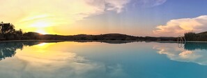 Udendørs pool, parasoller, liggestole