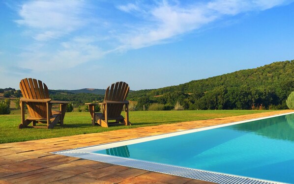 Außenpool, Sonnenschirme, Liegestühle