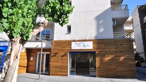 A building with a sign reading "Hotel Porto Mar". - Hostal Porto Mar (Salou)