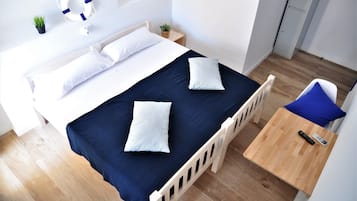 Habitació doble bàsica, balcó | Cortines opaques, planxa i posts de planxar i wifi gratuïta