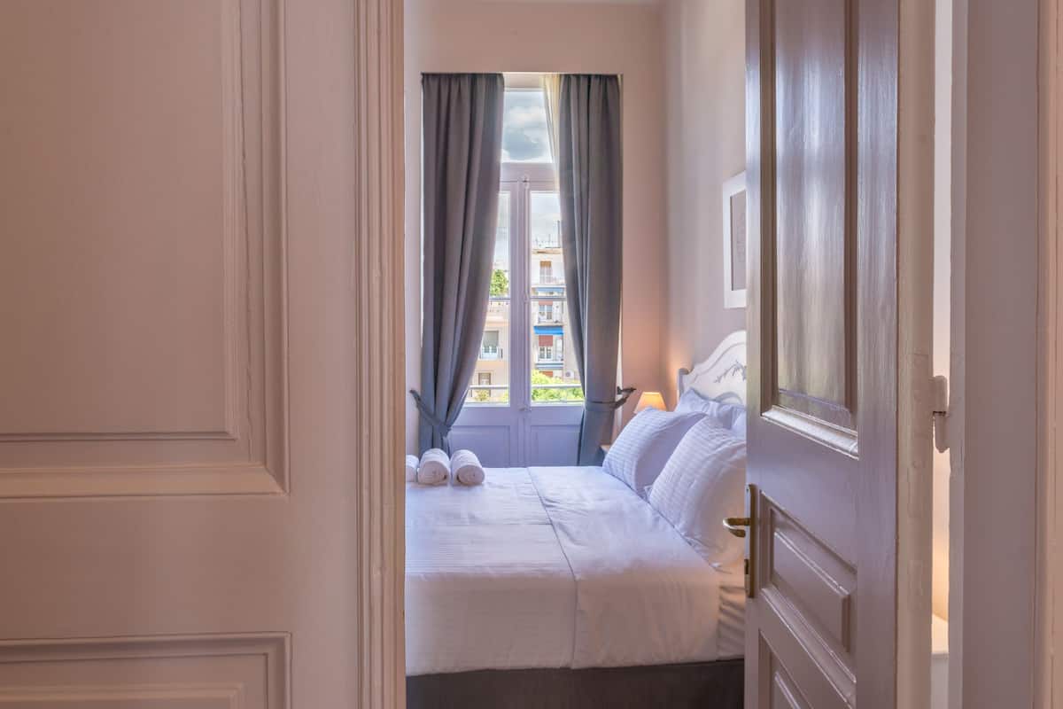 Superior tweepersoonskamer, balkon, uitzicht op park | Luxe beddengoed, een kluis op de kamer, een bureau