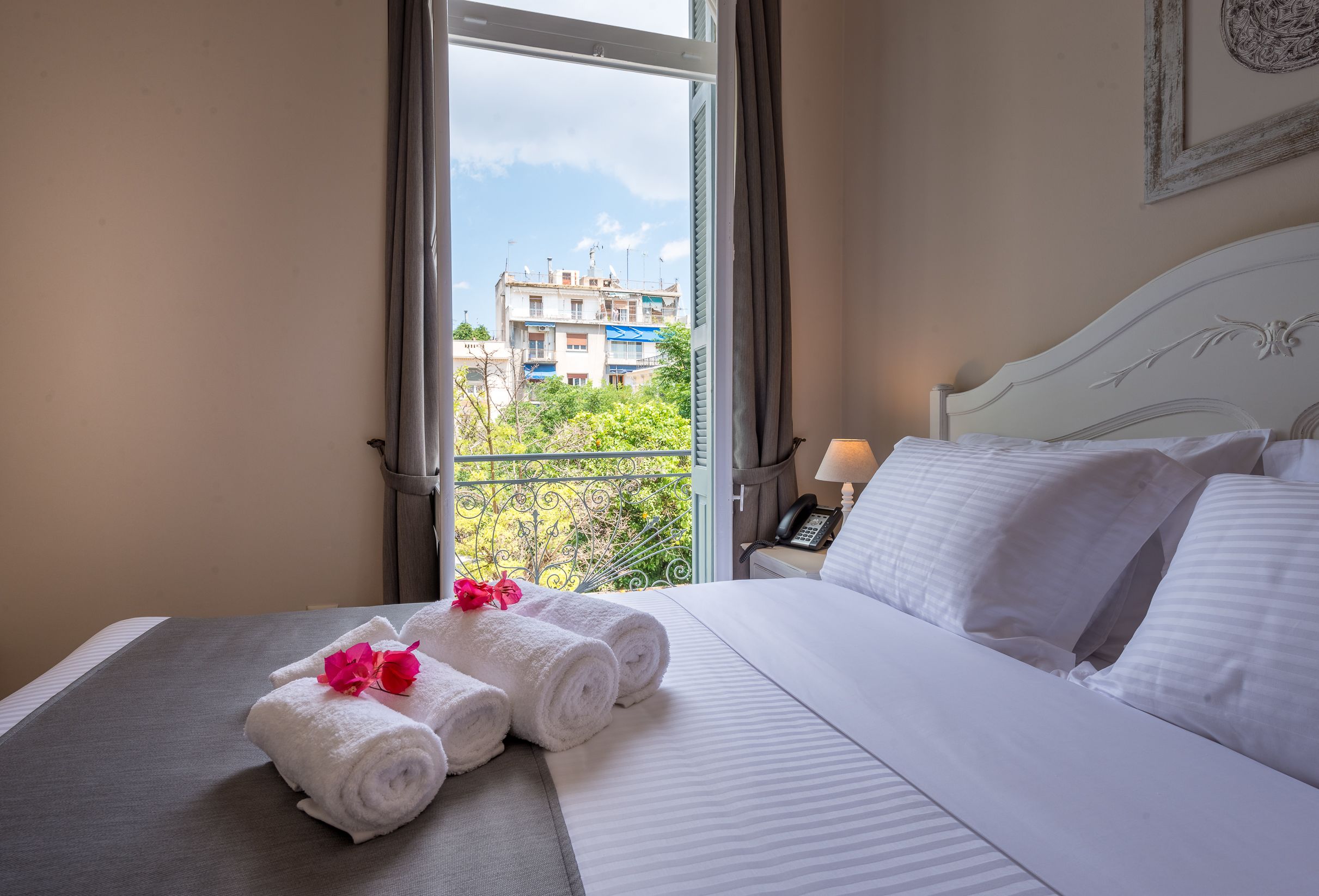 Ropa de cama de alta calidad y caja de seguridad en la habitación 