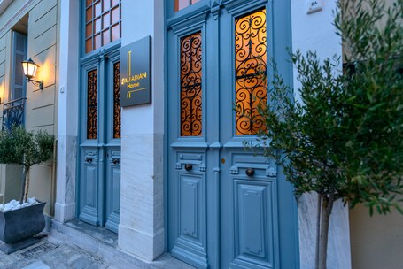 Palladian Home - Image 63