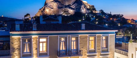 Vista frontal de la propiedad por la tarde o noche