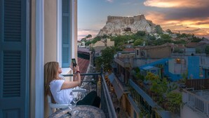 A balcony with a view of a historic fort and surrounding buildings. - Palladian Home (Athens)