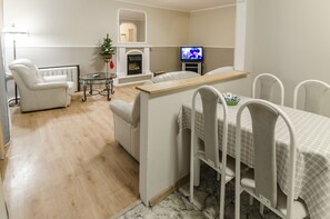 Apartament, 2 dormitoris (Vladimirskaya st. 76) | Sala d'estar | Televisor de pantalla plana 