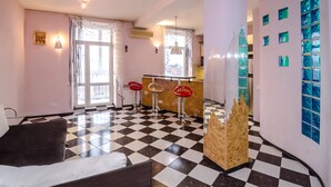 شقة - غرفتا نوم (Sofievskaya st. 16) | غرفة المعيشة | تلفزيون بشاشة مسطحة