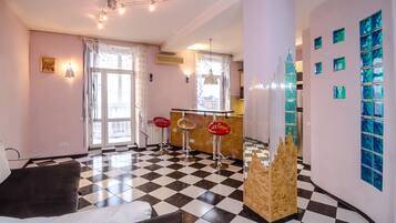 Apartamento, 2 quartos (Sofievskaya st. 16) | Sala de estar | TV de tela plana