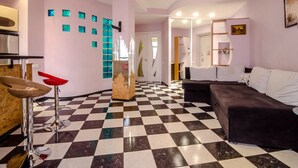 شقة - غرفتا نوم (Sofievskaya st. 16) | منطقة المعيشة | تلفزيون بشاشة مسطحة