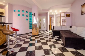 Apartamento, 2 habitaciones (Sofievskaya st. 16) | Zona de estar | Una televisión de pantalla plana