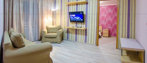 Appartement, 1 chambre (Lesi Ukrainki Blvd 10) | Salle de séjour | Télévision à écran plat de 45 pouces avec chaînes par câble, télévision