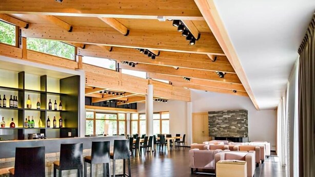 A spacious interior with a bar area, seating, and a stone fireplace. - Rezydencja nad jeziorem - Pestkownica (Krzyz Wielkopolski)