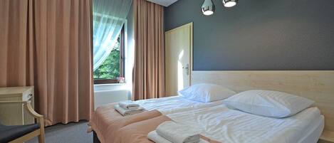 Double Room | Desk, iron/ironing board, free WiFi, bed sheets