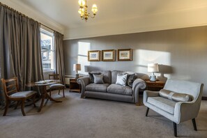 Suite – deluxe | Oppholdsområde | Flatskjerm-TV