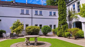 Utsikt mot gårdsplass