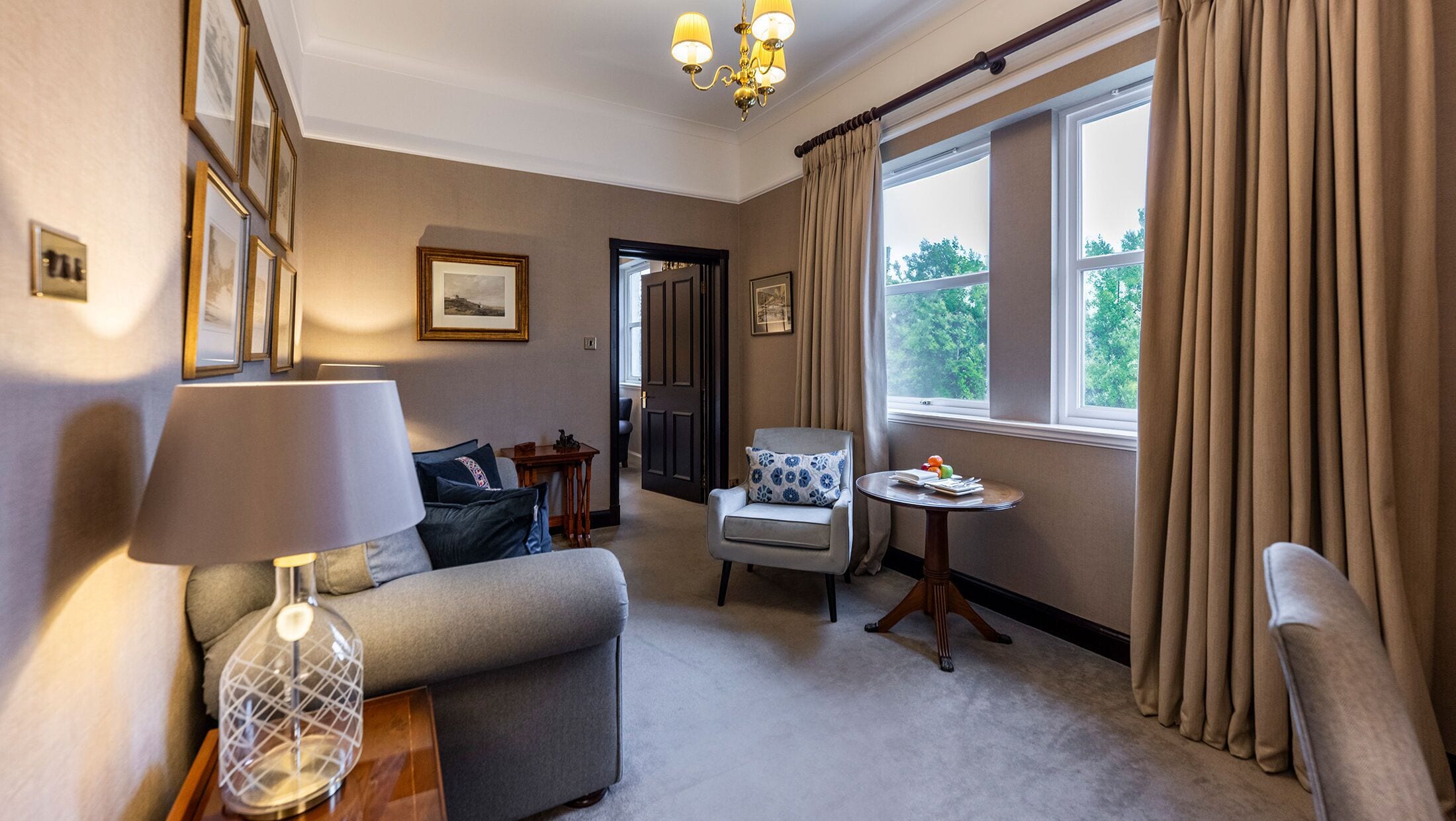 suite | living area | flat-screen tv