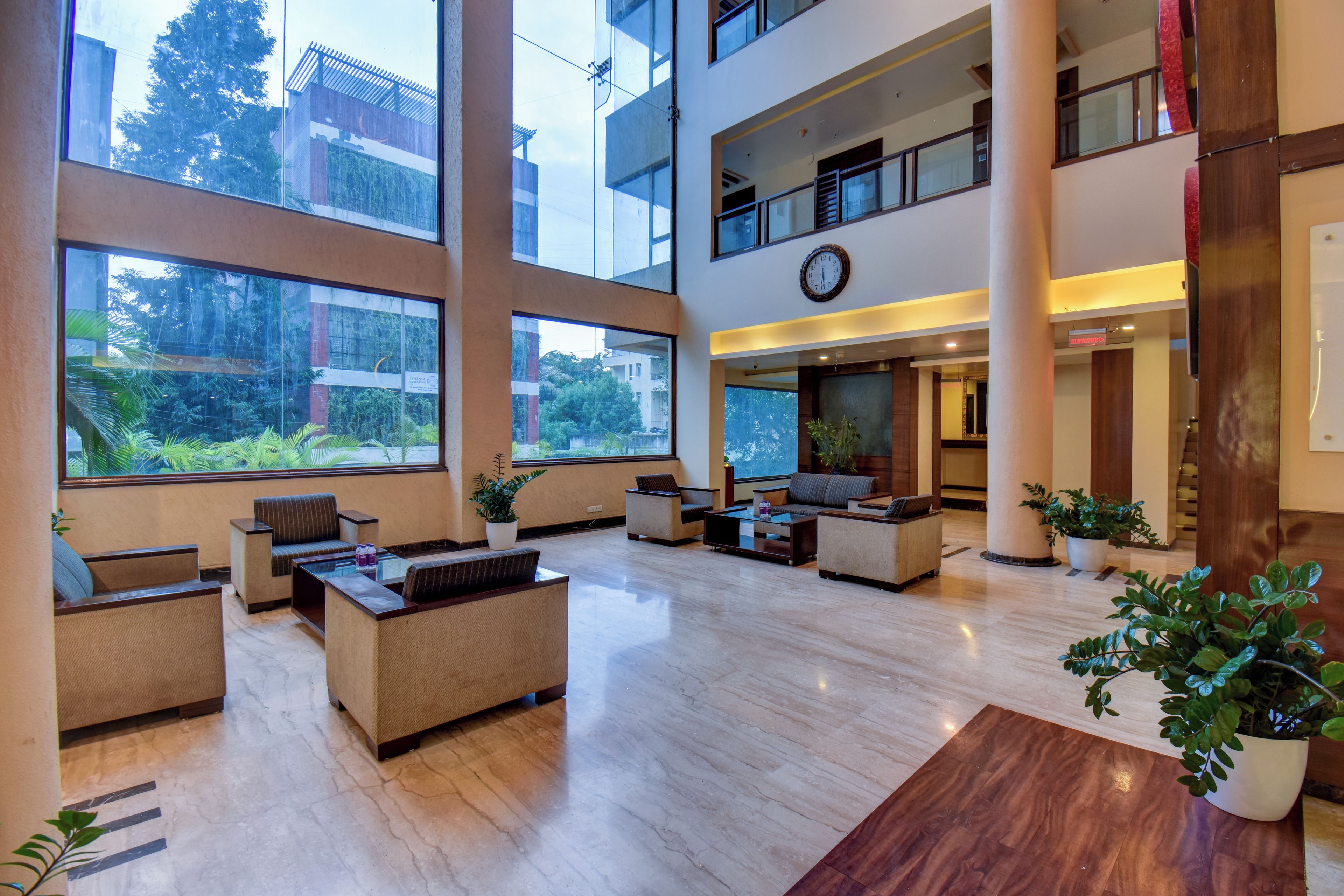 Un vestíbulo amplio con techo alto, ventanas grandes y un diseño de interiores moderno.